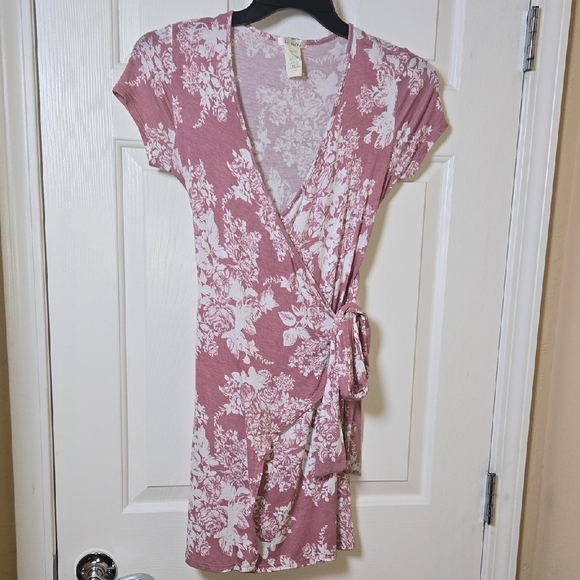 LA GYSPY M Casual Floral Wrap Mini Dress in Mauve Soft Beachy Sexy Feminine Flex - Picture 11 of 11